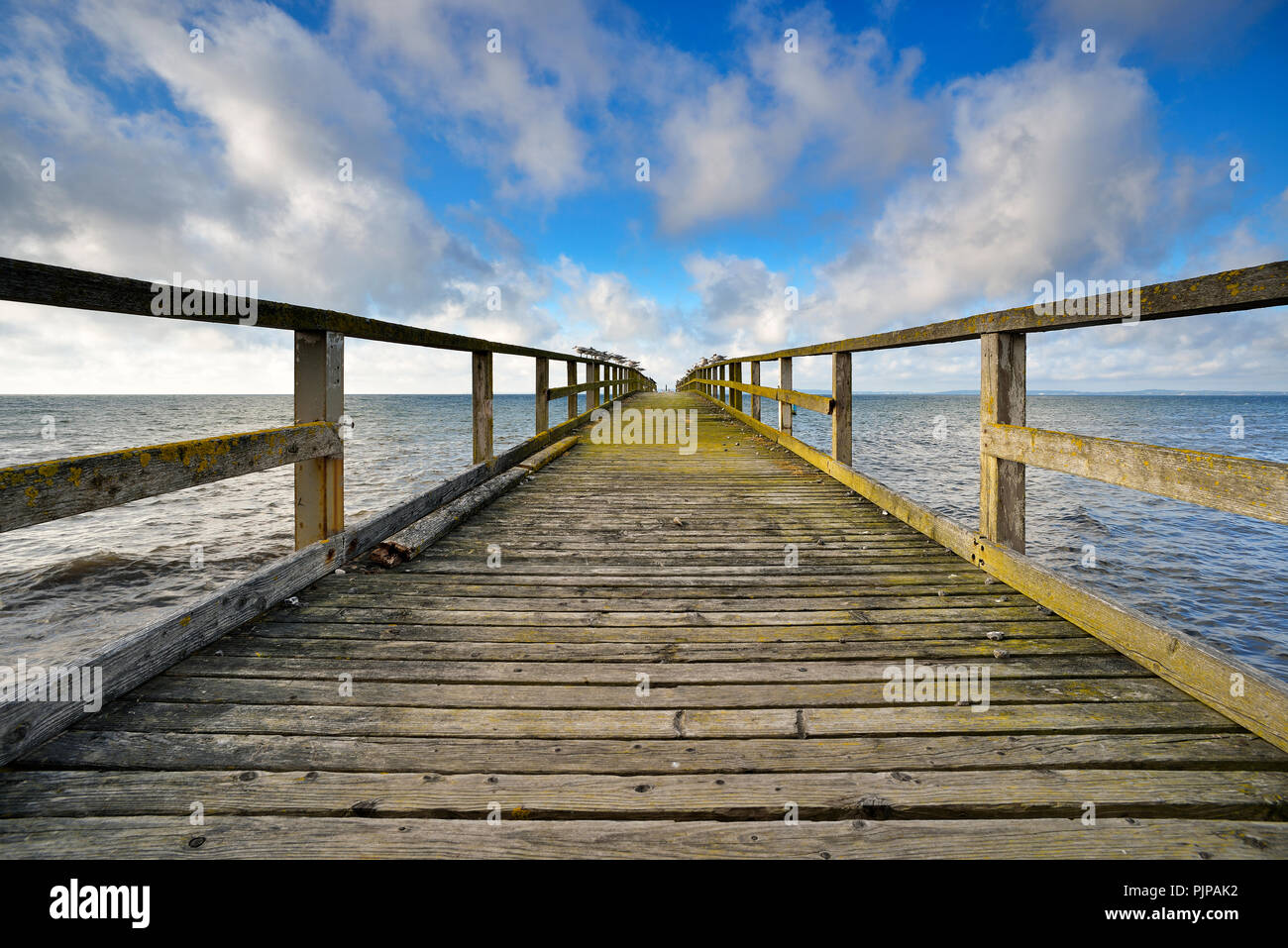 Alte verfallene hölzerne Seebrücke, Sassnitz, Insel Rügen, Mecklenburg-Vorpommern, Deutschland Stockfoto