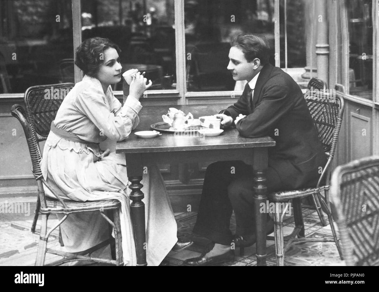 Flirten, flirten, Mann und Frau trinkt Tee oder Kaffee, 1920er Jahre, Deutschland Stockfoto