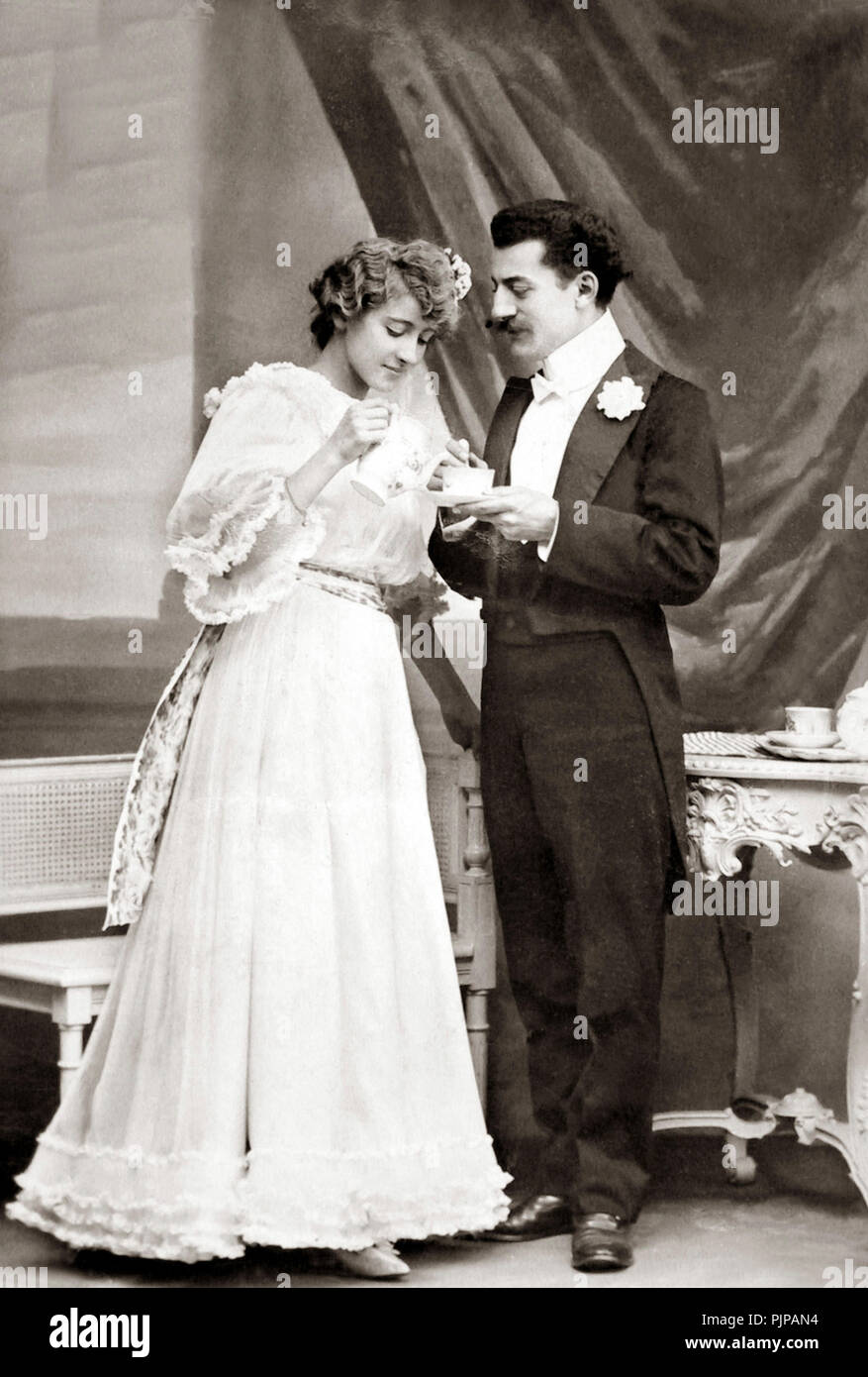 Flirten, flirten, Mann und Frau trinkt Tee oder Kaffee, 1920er Jahre, Deutschland Stockfoto