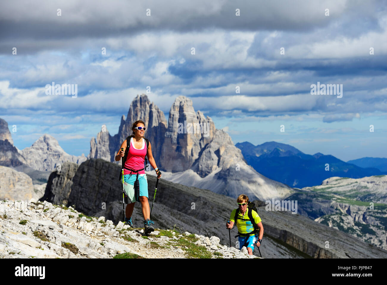 Wanderer auf der Aufstieg von der Plätzwiese auf den Gipfel des Dürrenstein, im Hintergrund die Gipfel der Drei Zinnen von Stockfoto