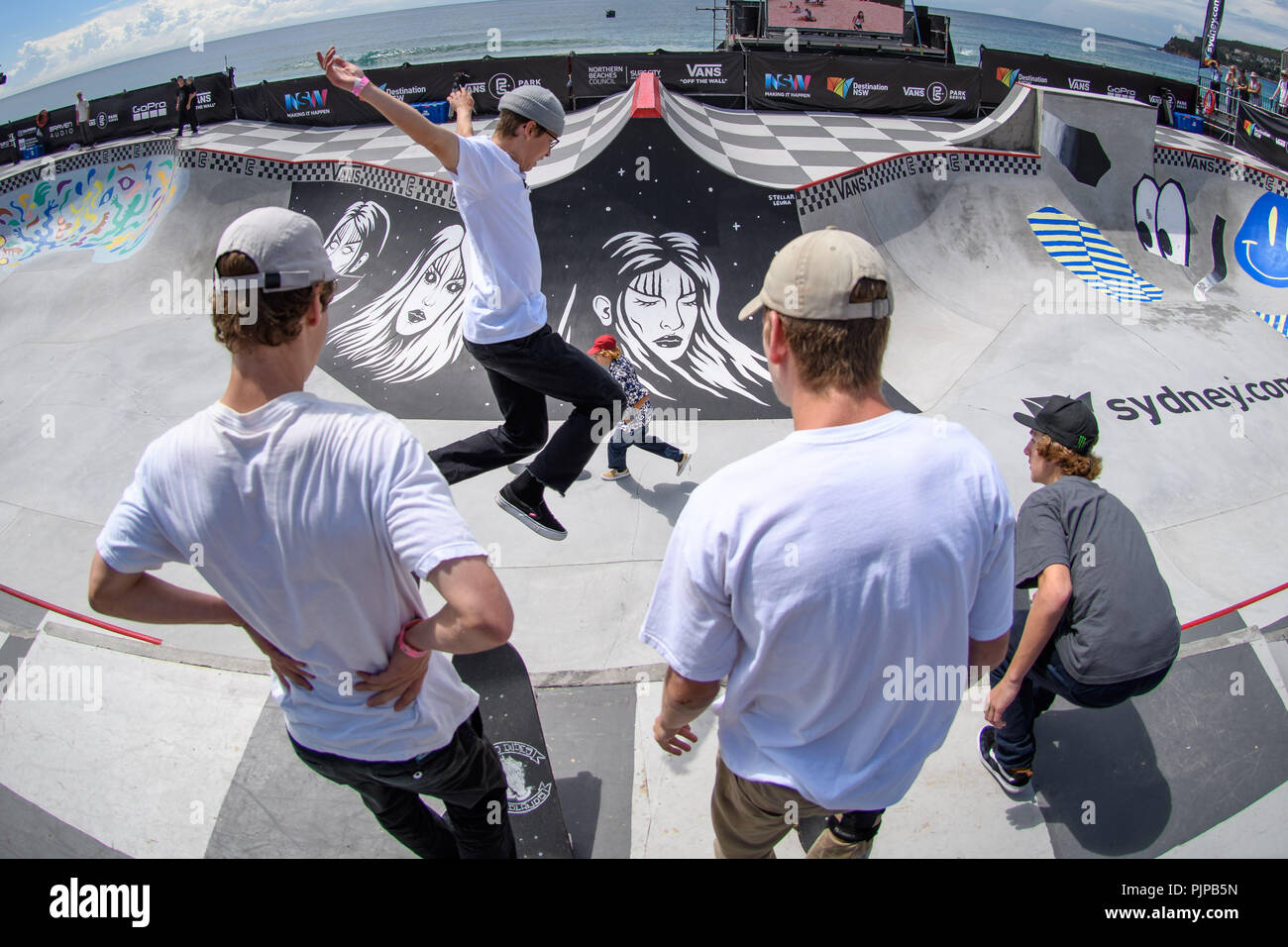 Ein fischaugenobjektiv als Skateboarder Praxis in den Vans Pro Bowl während des Vans Park Serie Gelände Skateboard wm-Tour als Fans beobachten während der 6.Tag bei den Australian Open des Surfens in Manly Beach, Australien. Stockfoto