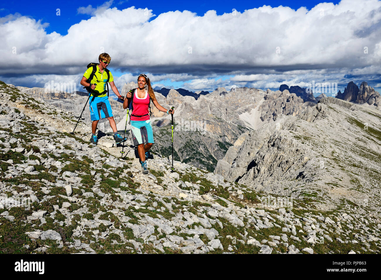 Wanderer auf der Aufstieg von der Plätzwiese auf den Gipfel des Dürrenstein, im Hintergrund die Gipfel der Drei Zinnen von Stockfoto