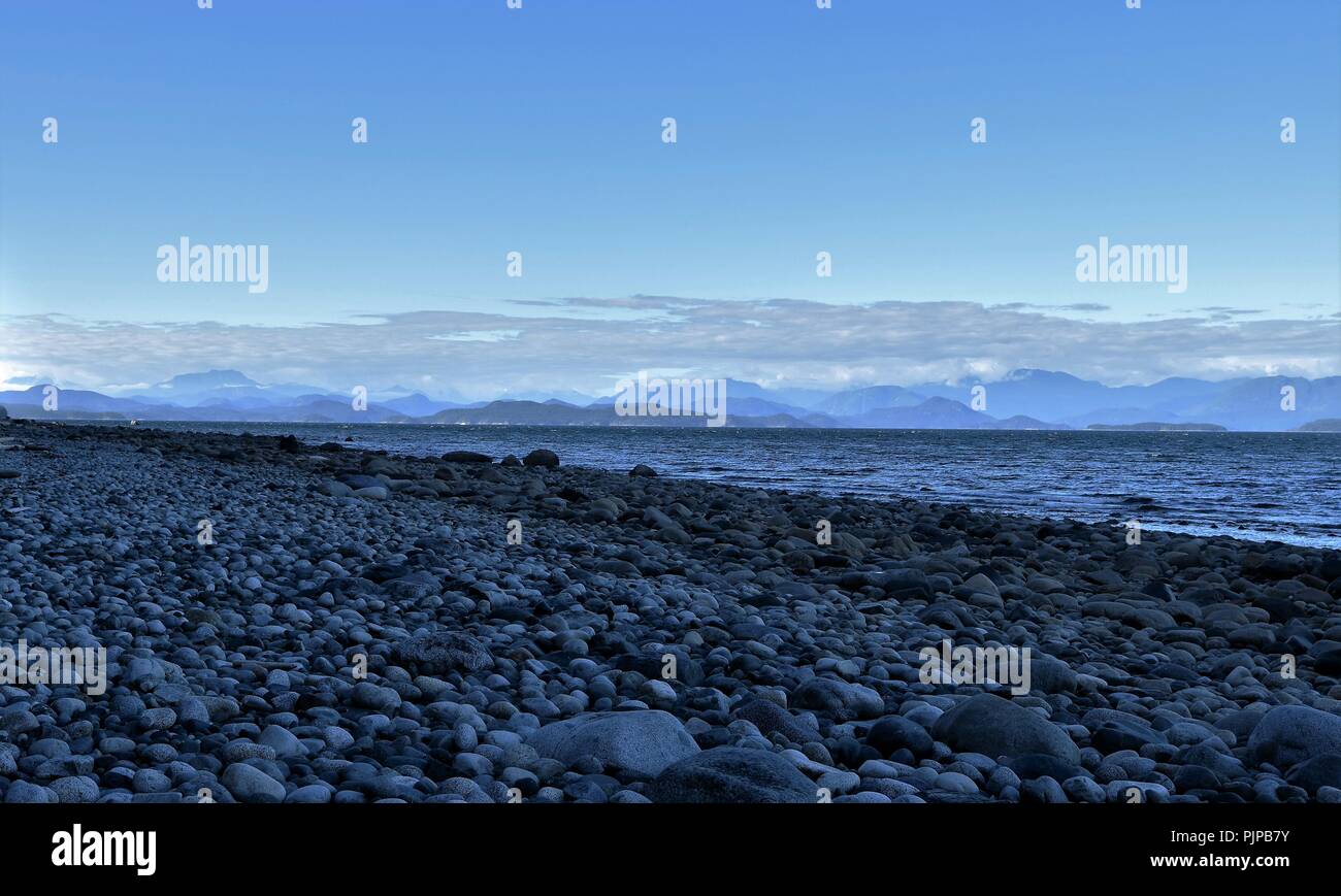 Auf einer einzigartigen Sommertag, der fast vollständig blaue Färbungen der tropischen Landschaft von Rebecca Spit auf Quadra Island zu erfassen. Stockfoto