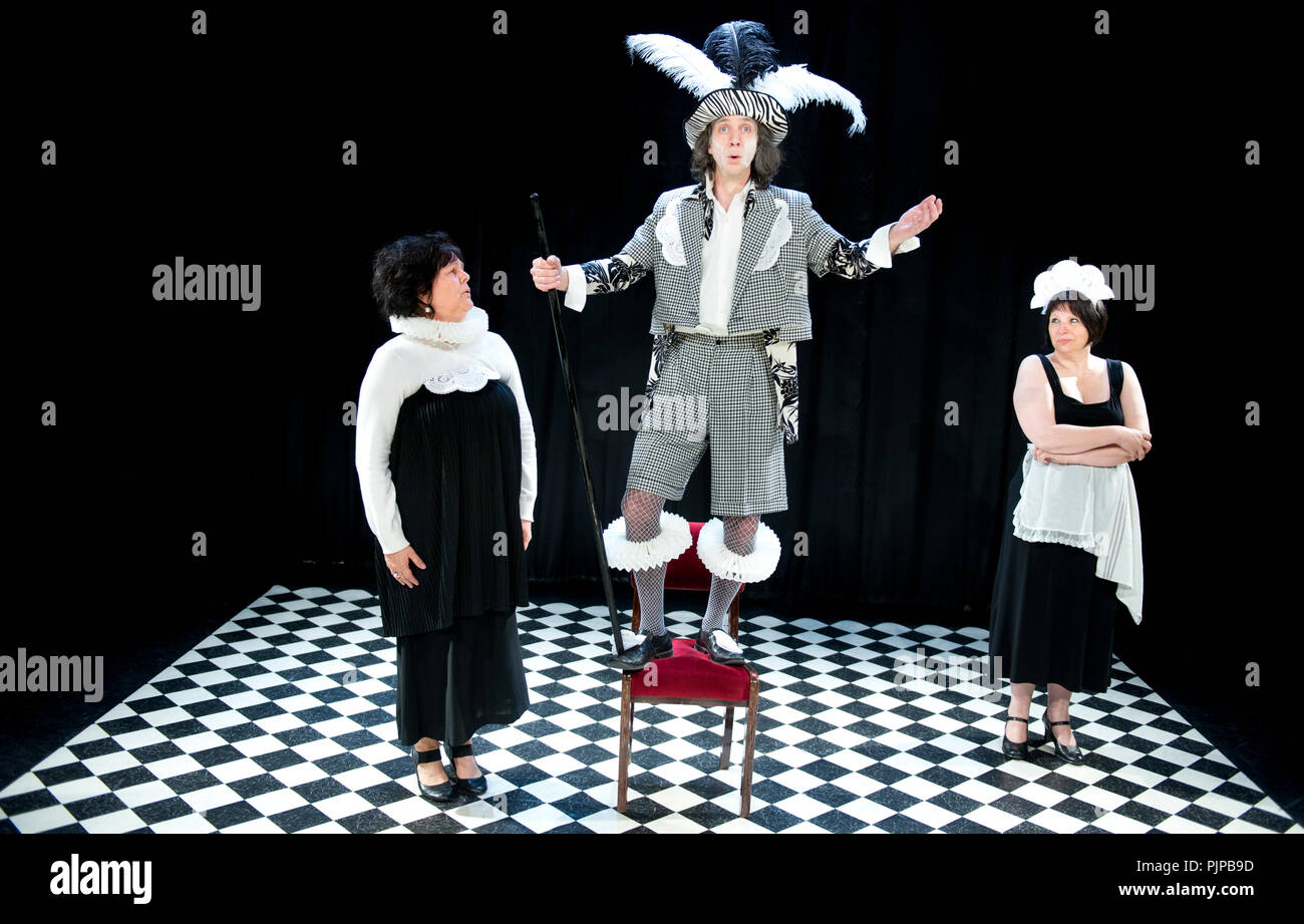 Theater Company De Reynaertghesellen spielen Le Bourgeois gentilhomme von Molière unter der Regie von entscheidender Schraenen (Belgien, 28/04/2015) Stockfoto