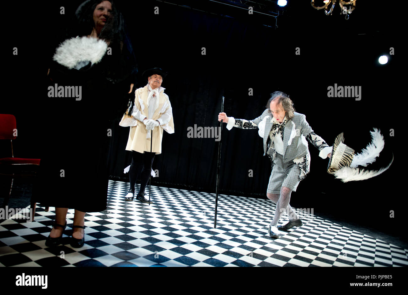 Theater Company De Reynaertghesellen spielen Le Bourgeois gentilhomme von Molière unter der Regie von entscheidender Schraenen (Belgien, 28/04/2015) Stockfoto