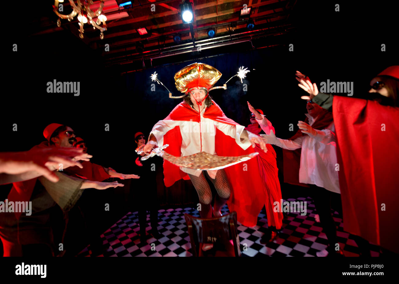 Theater Company De Reynaertghesellen spielen Le Bourgeois gentilhomme von Molière unter der Regie von entscheidender Schraenen (Belgien, 28/04/2015) Stockfoto