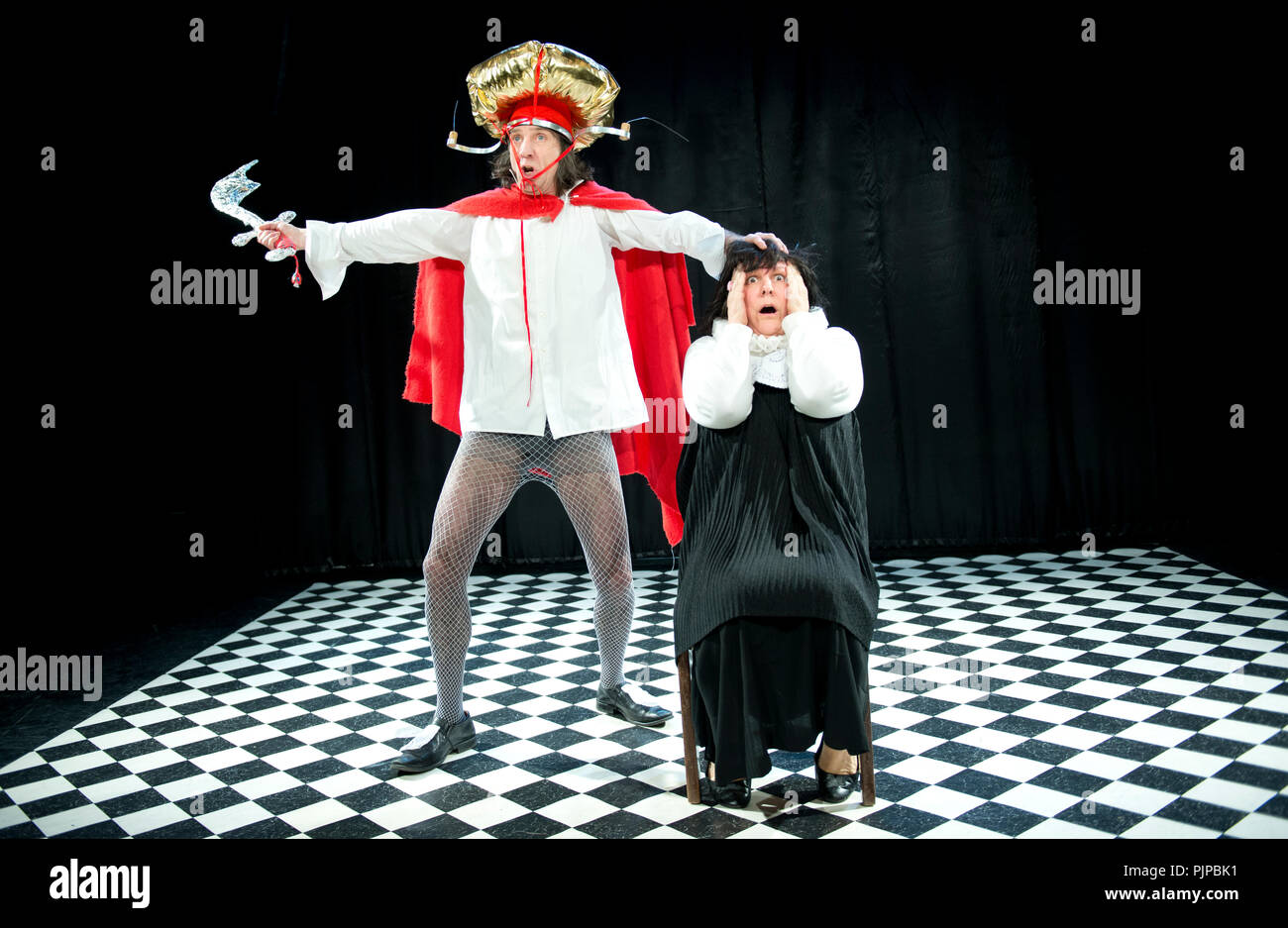 Theater Company De Reynaertghesellen spielen Le Bourgeois gentilhomme von Molière unter der Regie von entscheidender Schraenen (Belgien, 28/04/2015) Stockfoto