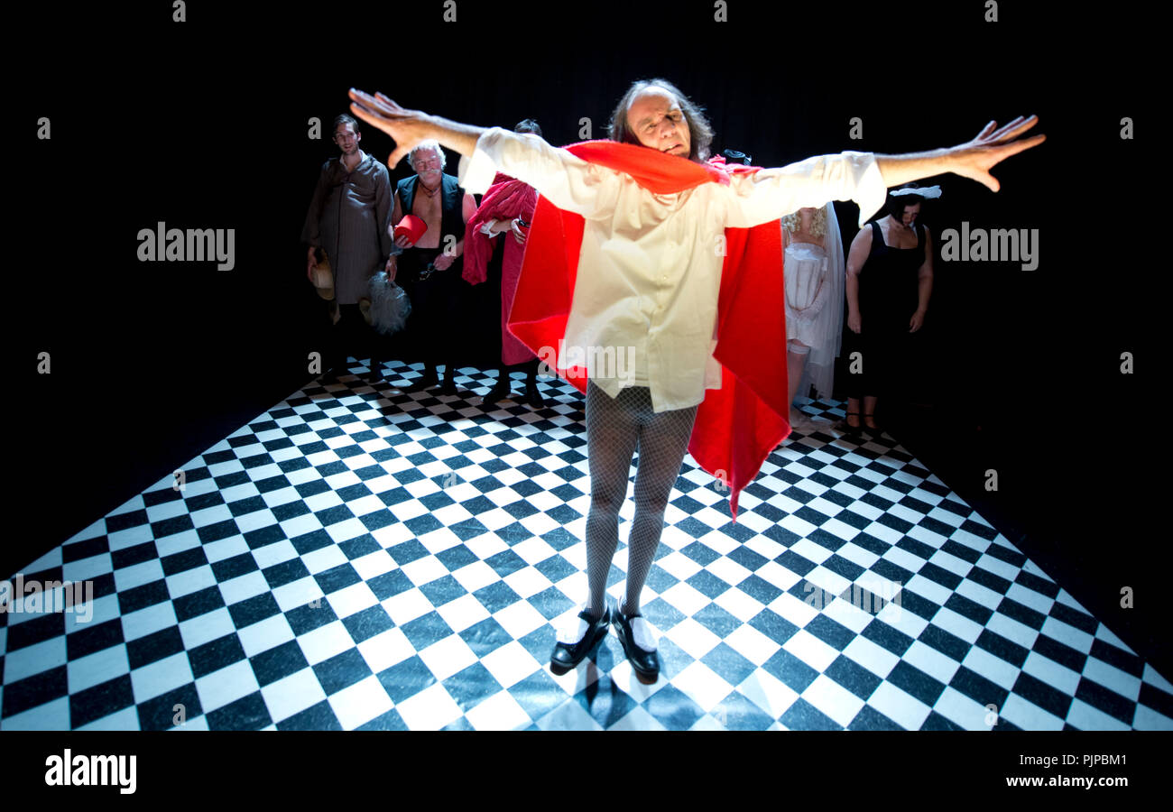 Theater Company De Reynaertghesellen spielen Le Bourgeois gentilhomme von Molière unter der Regie von entscheidender Schraenen (Belgien, 28/04/2015) Stockfoto