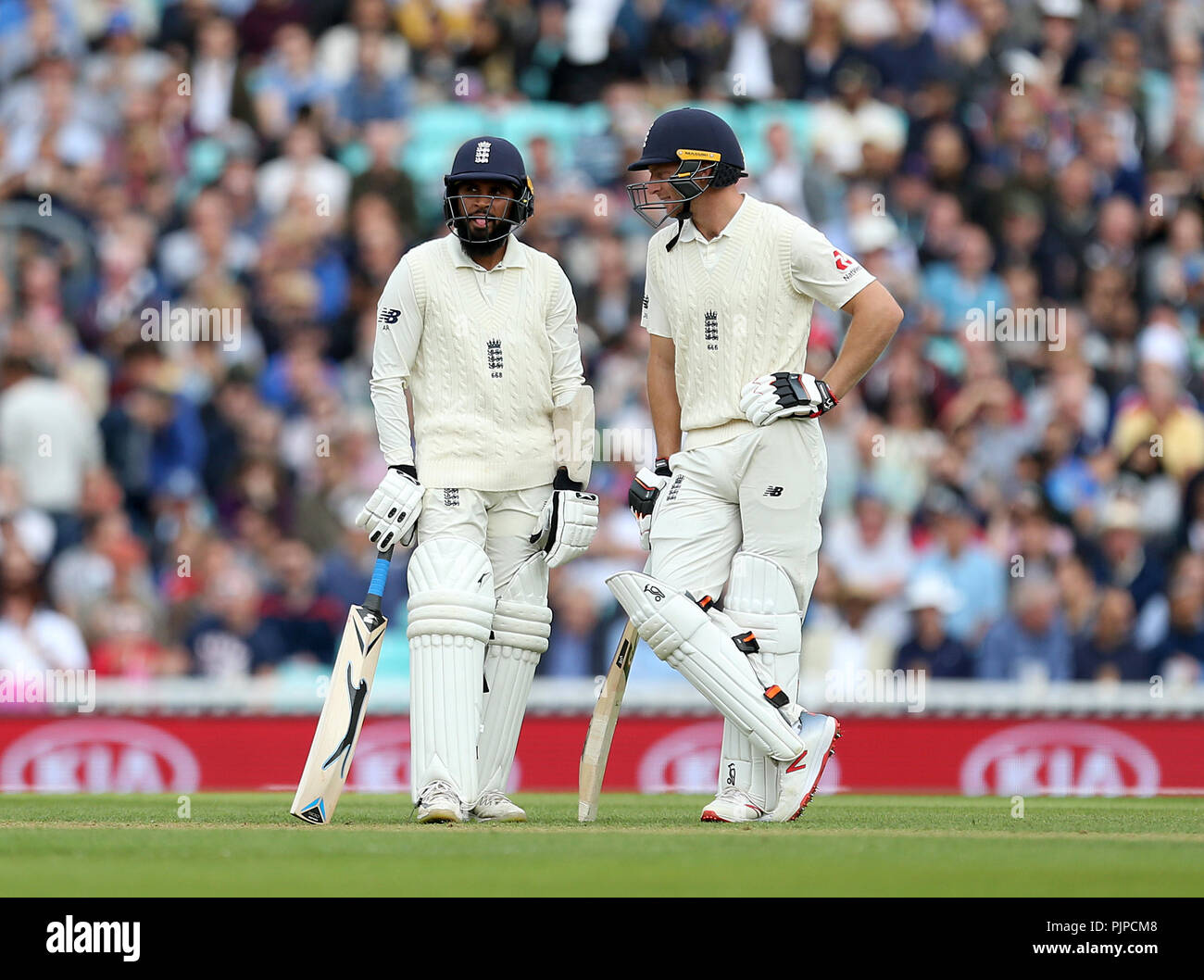 England's Adil Rashid und Jos Buttler erwarten die Entscheidung für eine Lbw Indiens Jasprit Bumrah entlassen (nicht im Bild) beim Testspiel am Kia Oval, London. Stockfoto