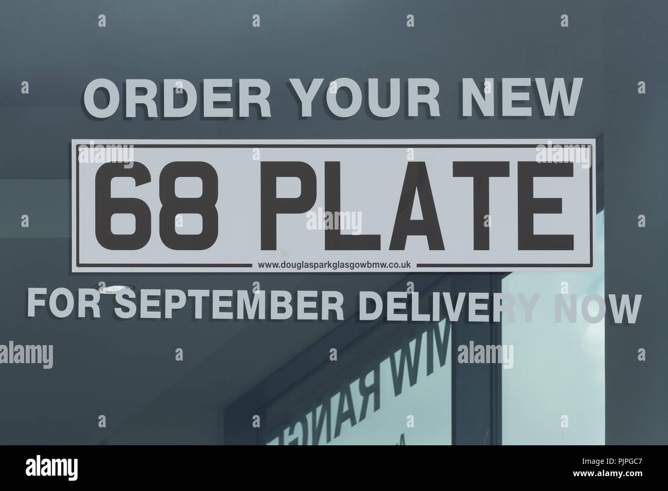 68 neue Auto Nummernschild Werbung am Auto Dealership uk Stockfoto