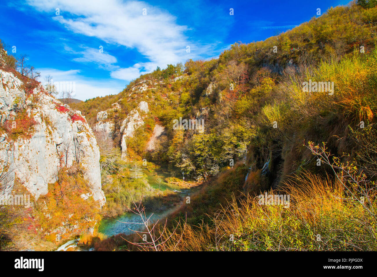 Farbenprächtige herbstlandschaft am Nationalpark Plitvicer Seen in Kroatien Stockfoto