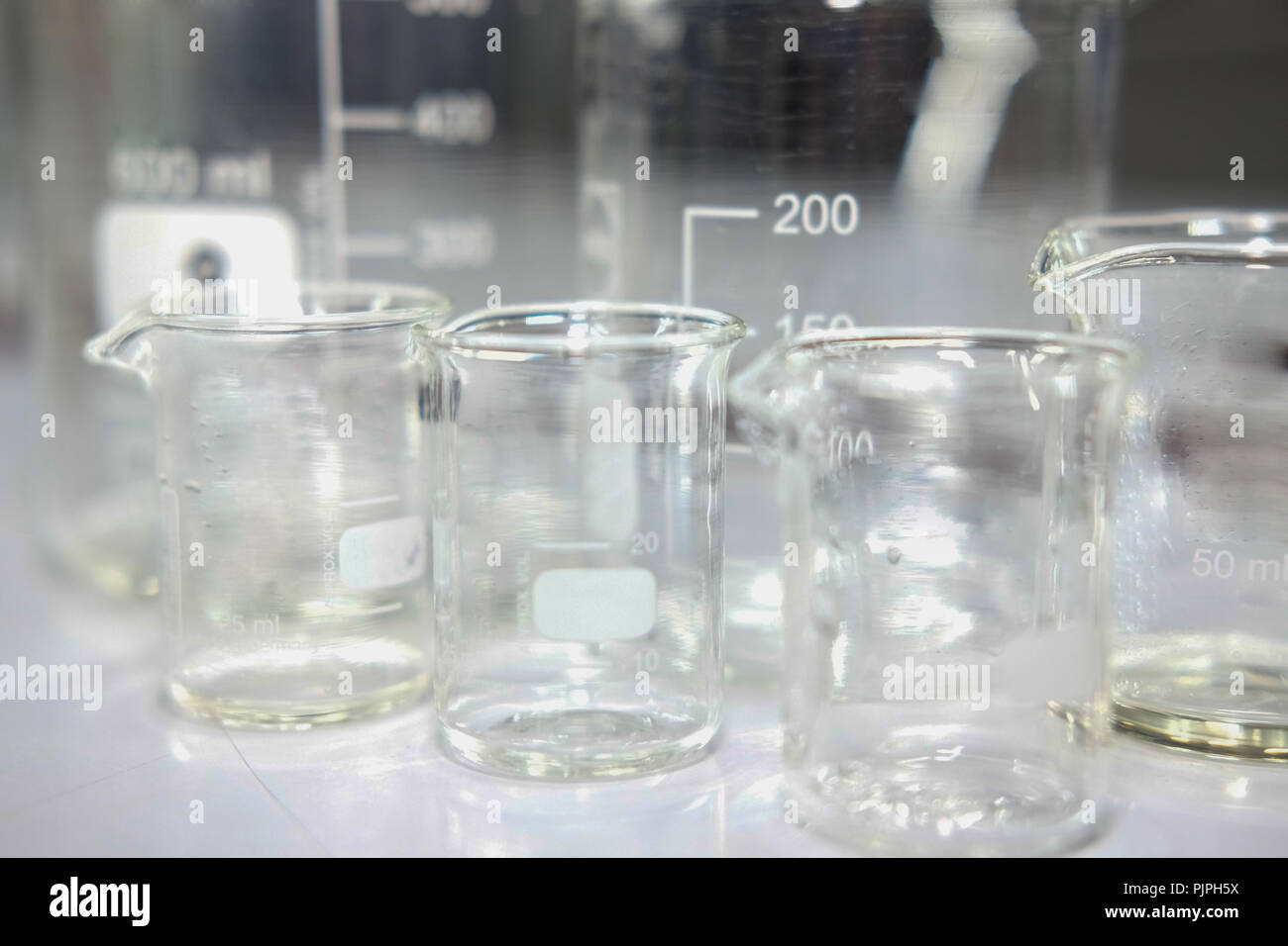 Wissenschaftliche chemischen Labor Becher Gläser. Wissenschaft Forschung & Entwicklung Stockfoto