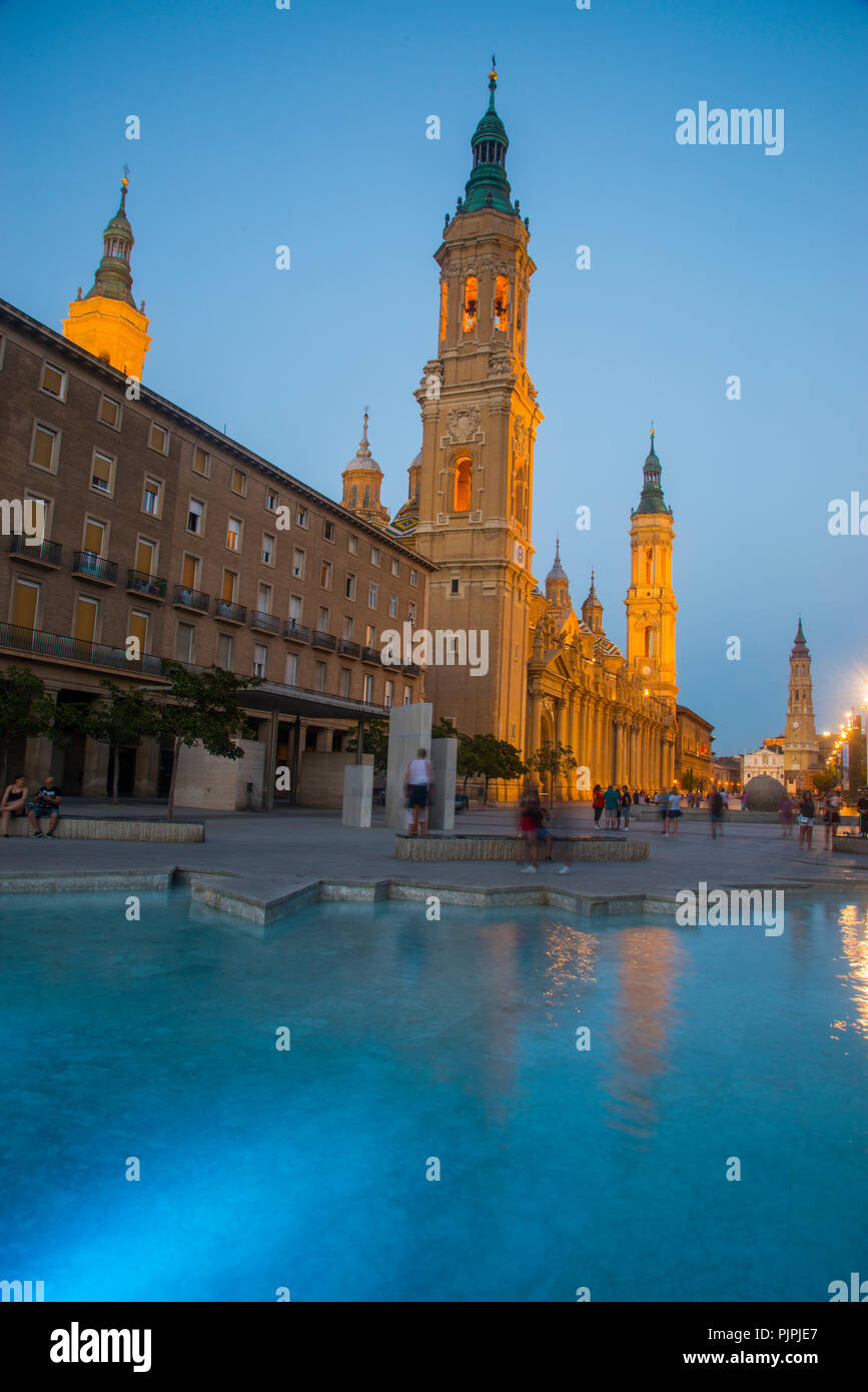 Plaza del Pilar, Nacht. Zaragoza, Spanien. Stockfoto