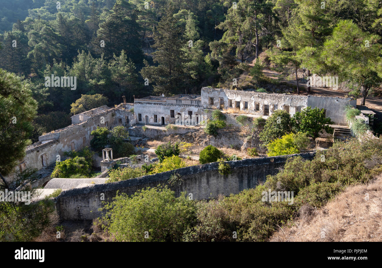 Das armenische Kloster namens Armenomonastiro in einem Tal bei Geplante Berge, Nordzypern abgebrochen Stockfoto