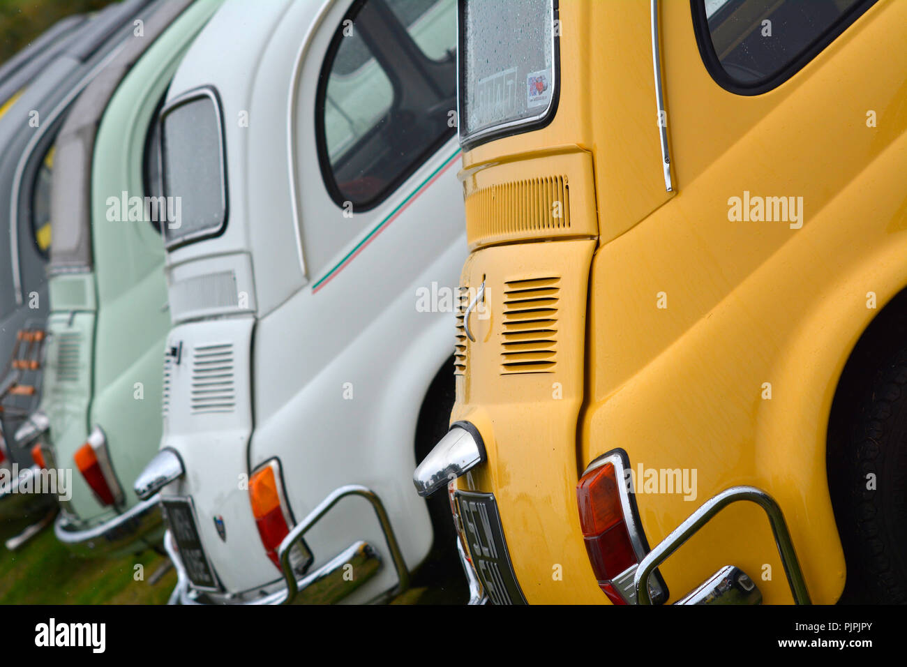 Line-up von klassischen Fiat 500 Autos Stockfoto