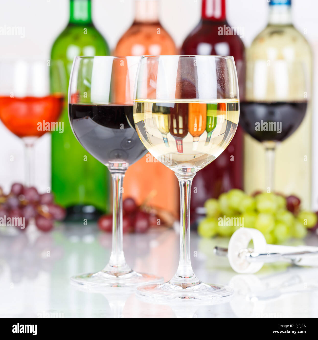 Weißwein im Glas Trauben square Squared Stockfoto