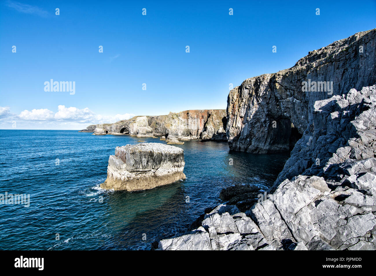 Stack Rocks & die Grüne Brücke von Wales South Wales Pembrokeshire. Stockfoto