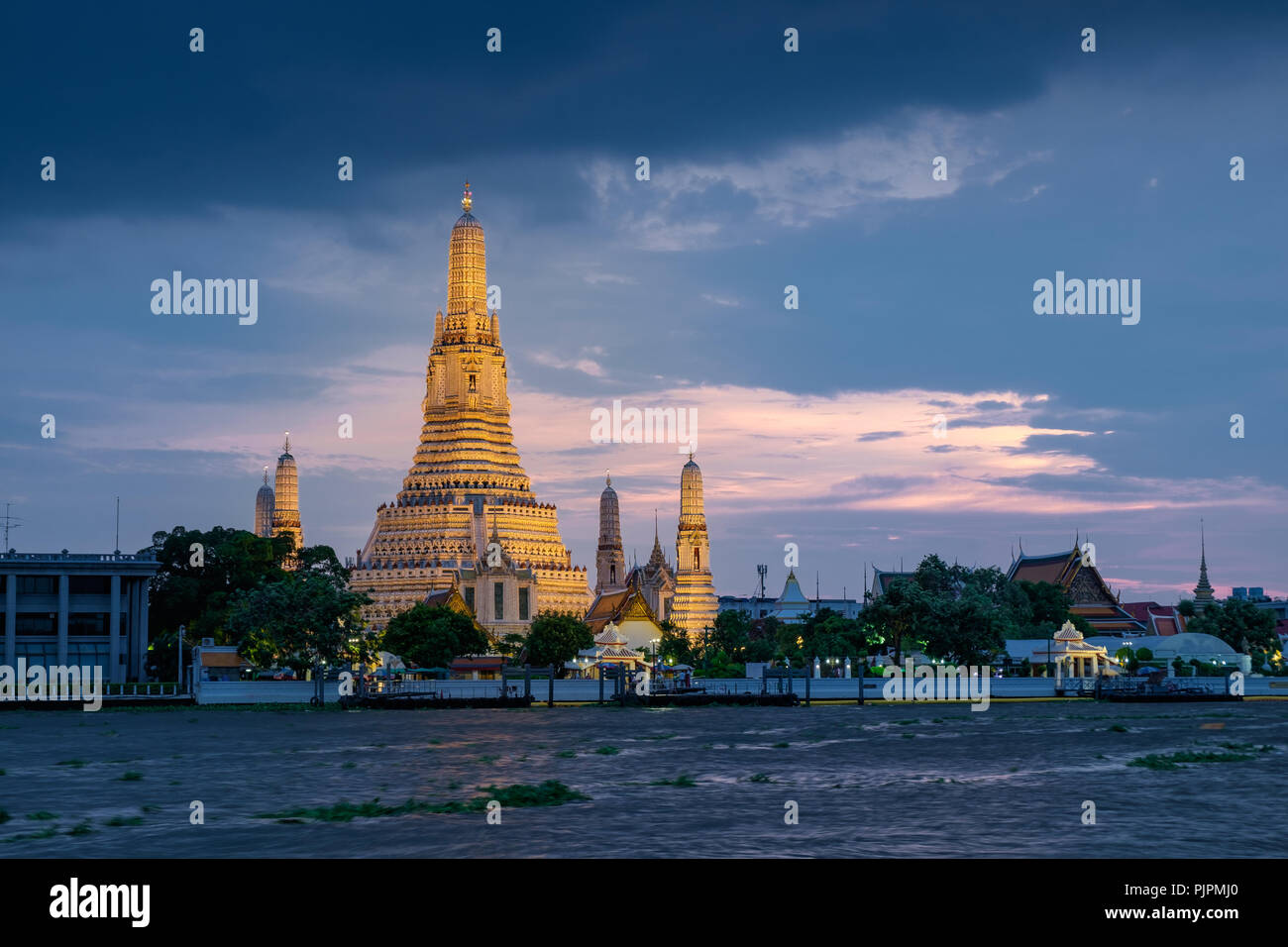 Bangkok, Thailand 2018, Mai 15.: Pagode des Wat Arun Tempel Ratchawararam beleuchtet am Abend in der Dämmerung Sonnenuntergang am Chao Phraya R liegt, Stockfoto