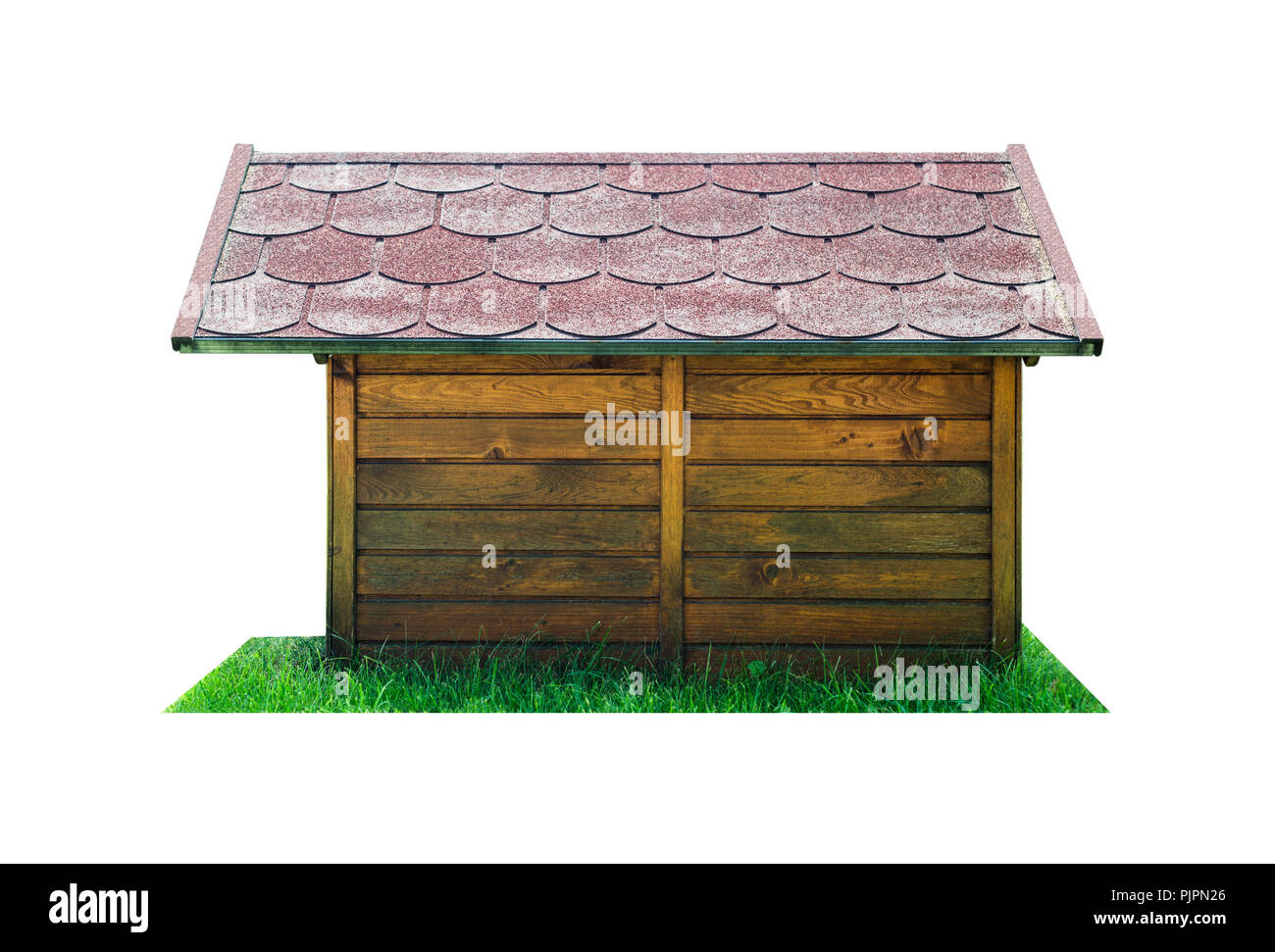 Seitenansicht eines Holz- Hund Hütte mit einem roten Dach, auf das grüne Gras. Auf einem weißen Hintergrund mit einen Freistellungspfad isoliert. Stockfoto