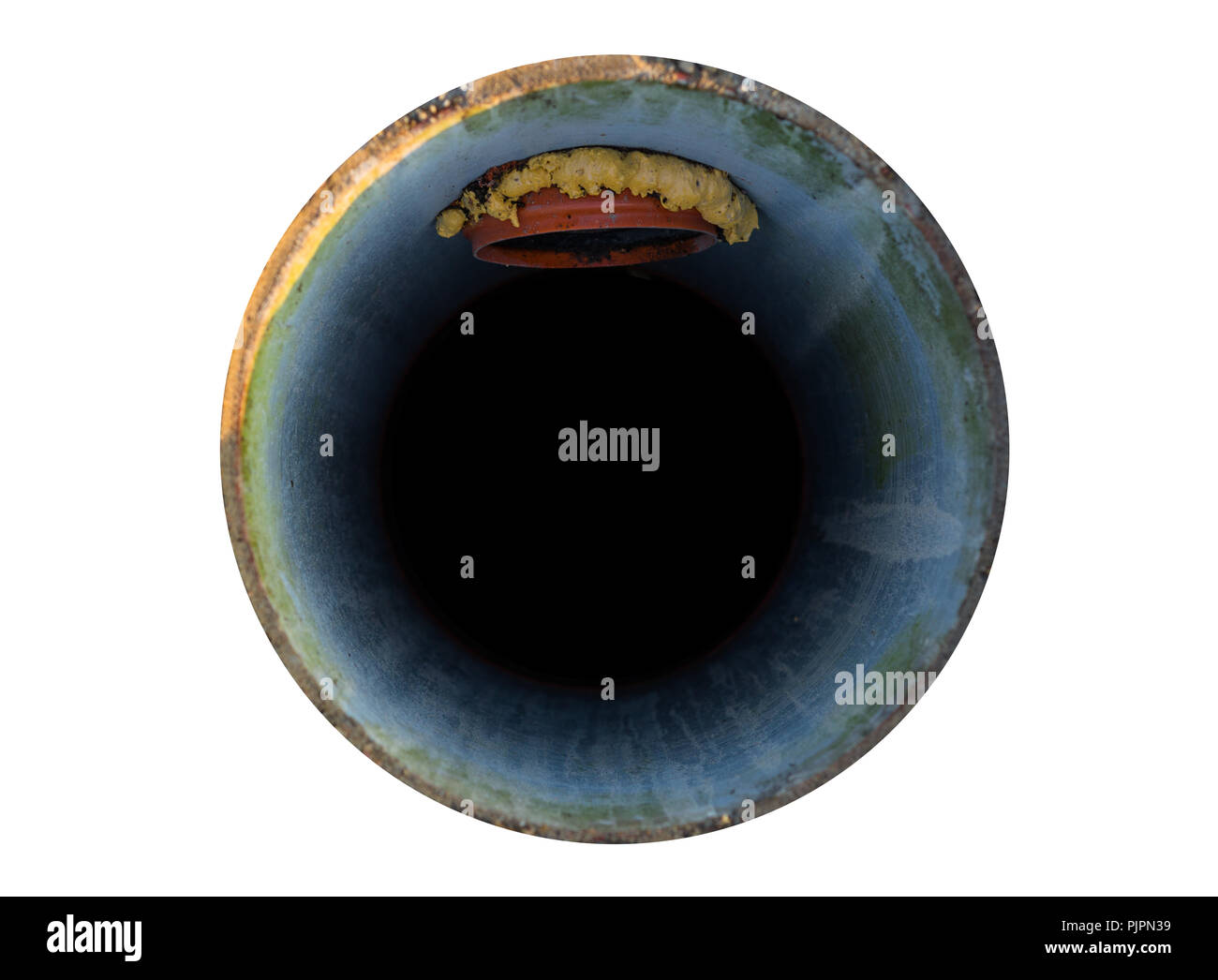 Eine offene Kanalisation gut mit einem orangefarbenen Leitung sichtbar. Auf einem weißen Hintergrund mit einen Freistellungspfad isoliert. Stockfoto
