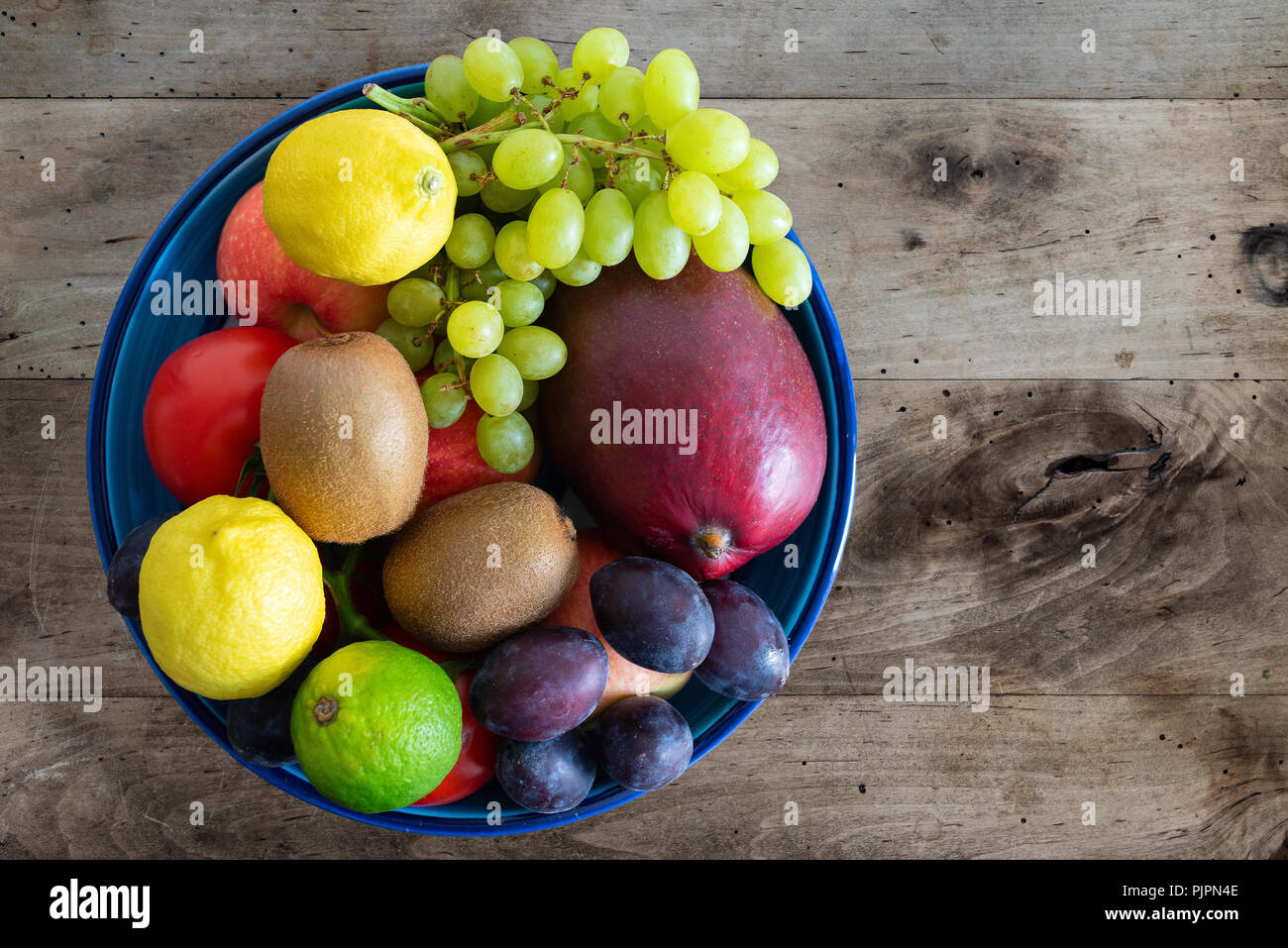 Direkt über der Schale mit frischem Obst auf rustikalen Holztisch gefüllt Stockfoto