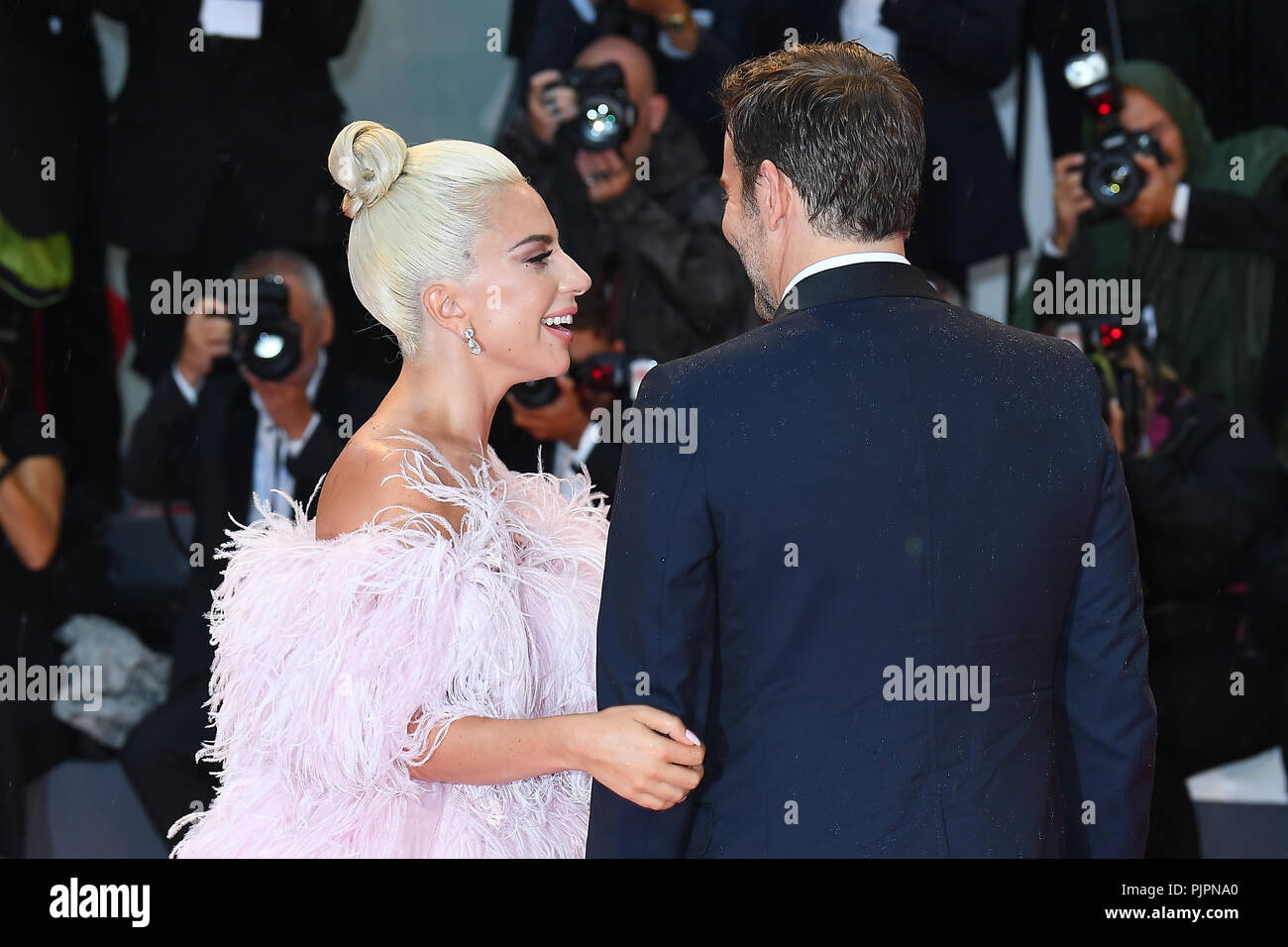 Lady Gaga & Bradley Cooper besuchen das 75. Filmfestival von Venedig Screening von einem Stern geboren am Palazzo del Casino ist in Venedig. 31.08.18 © Paul Treadway Stockfoto Lady Gaga & Bradley Cooper besuchen das 75. Filmfestival von Venedig Screening von einem Stern geboren am Palazzo del Casino ist in Venedig. 31.08.18 © Paul Treadway Stockfoto