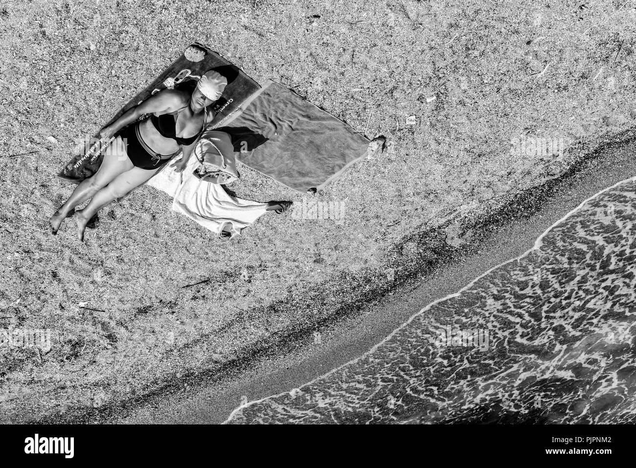 Baia Sprie, Rumänien - 30. AUGUST 2018. Touristen entspannen am Ufer des Schwarzen Meeres, in Costinesti Resort, Rumänien. Schwarz-weiß-Bild. Stockfoto