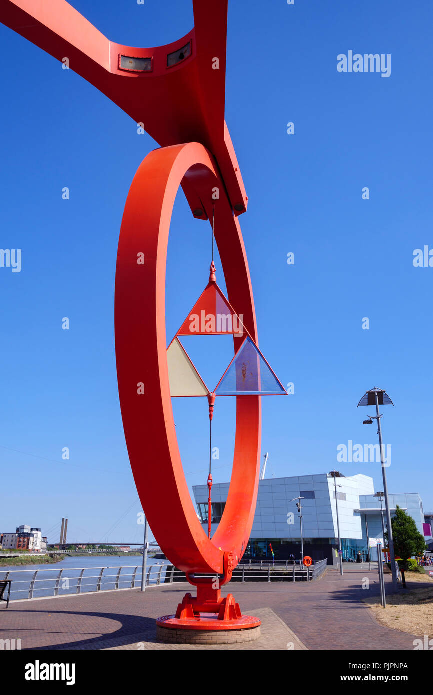 Der Stahl Wave Skulptur und Universität von South Wales Fluss Usk Newport Gwent Wales Stockfoto