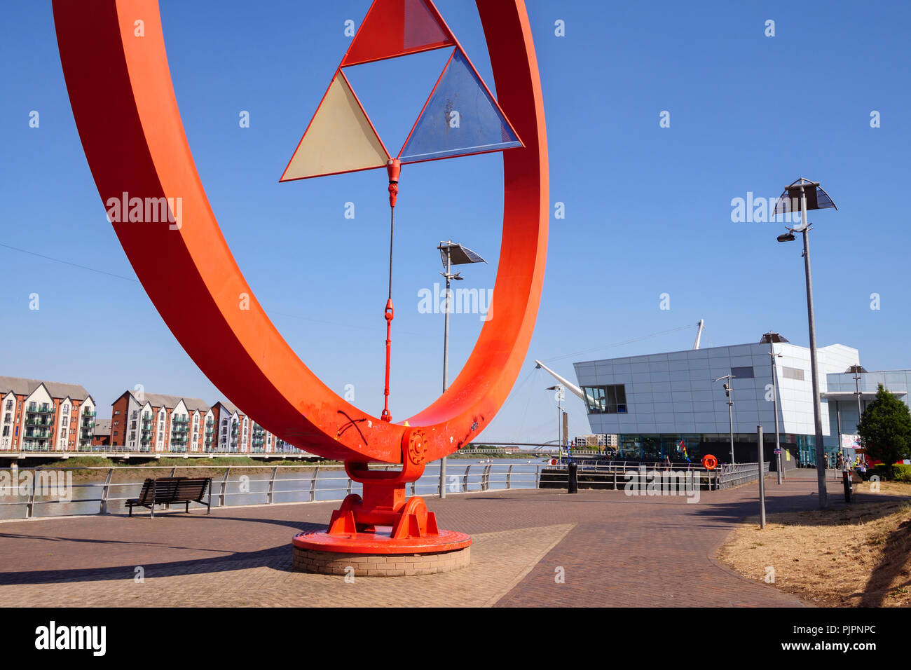 Der Stahl Wave Skulptur Stadt Steg und Universität von South Wales Fluss Usk Newport Gwent Wales Stockfoto