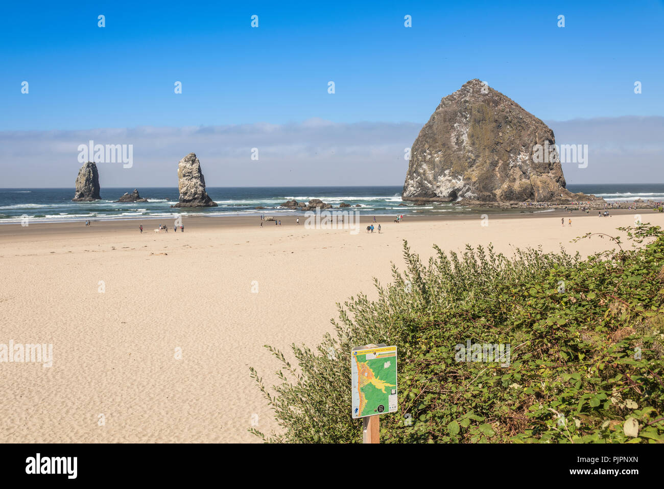 Canon Beach Haystack rocks Sand und Leute Oregon Küste. Stockfoto