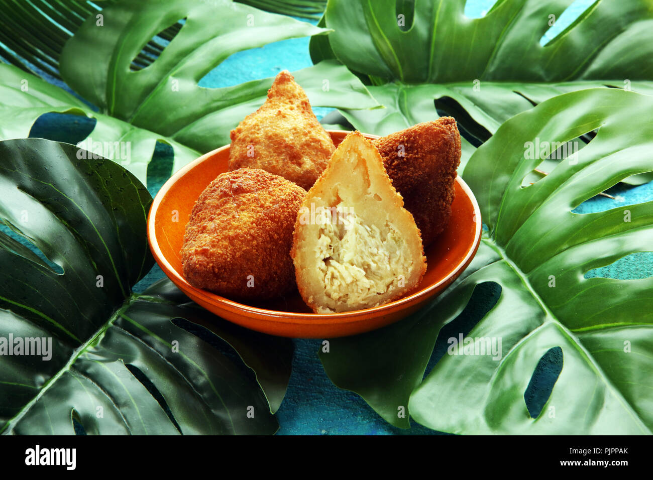 Coxinha Street Food. Brasilianische Huhn Coxinha über rustikale Hintergrund Stockfoto