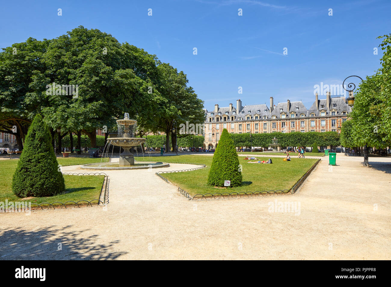 Nordosten der Brunnen von Jean-Pierre Cortot in "Place des Vosges", Paris, Frankreich, Europa Stockfoto