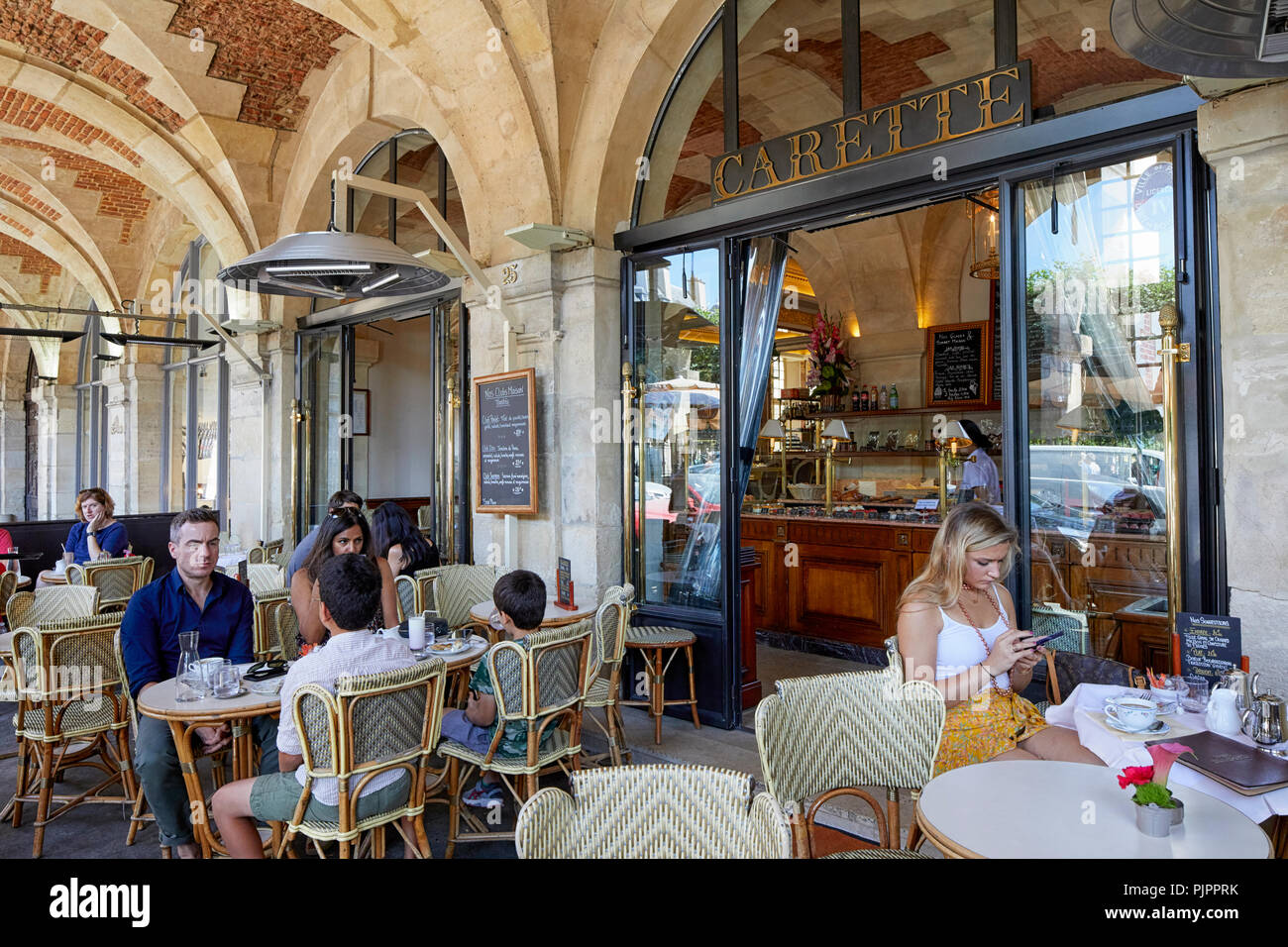 Carette Restaurant, Place des Vosges, der älteste geplante Platz in Paris, Marais, Paris, Frankreich, Europa Stockfoto