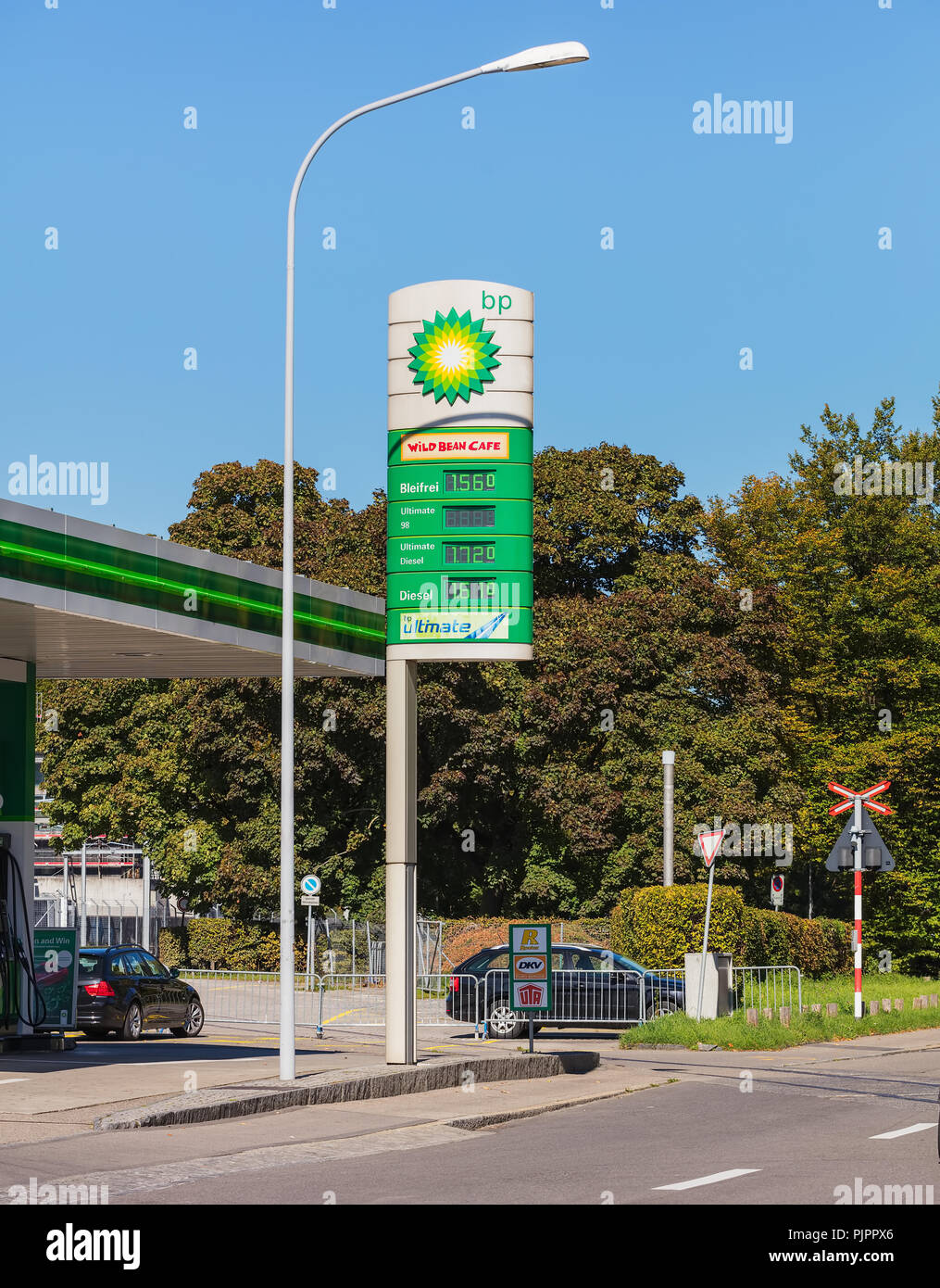 Zürich, Schweiz - 5 Oktober, 2017: BP Tankstelle am Mythenquai Straße in der Stadt Zürich. BP Plc (ehemals British Petroleum Company p Stockfoto