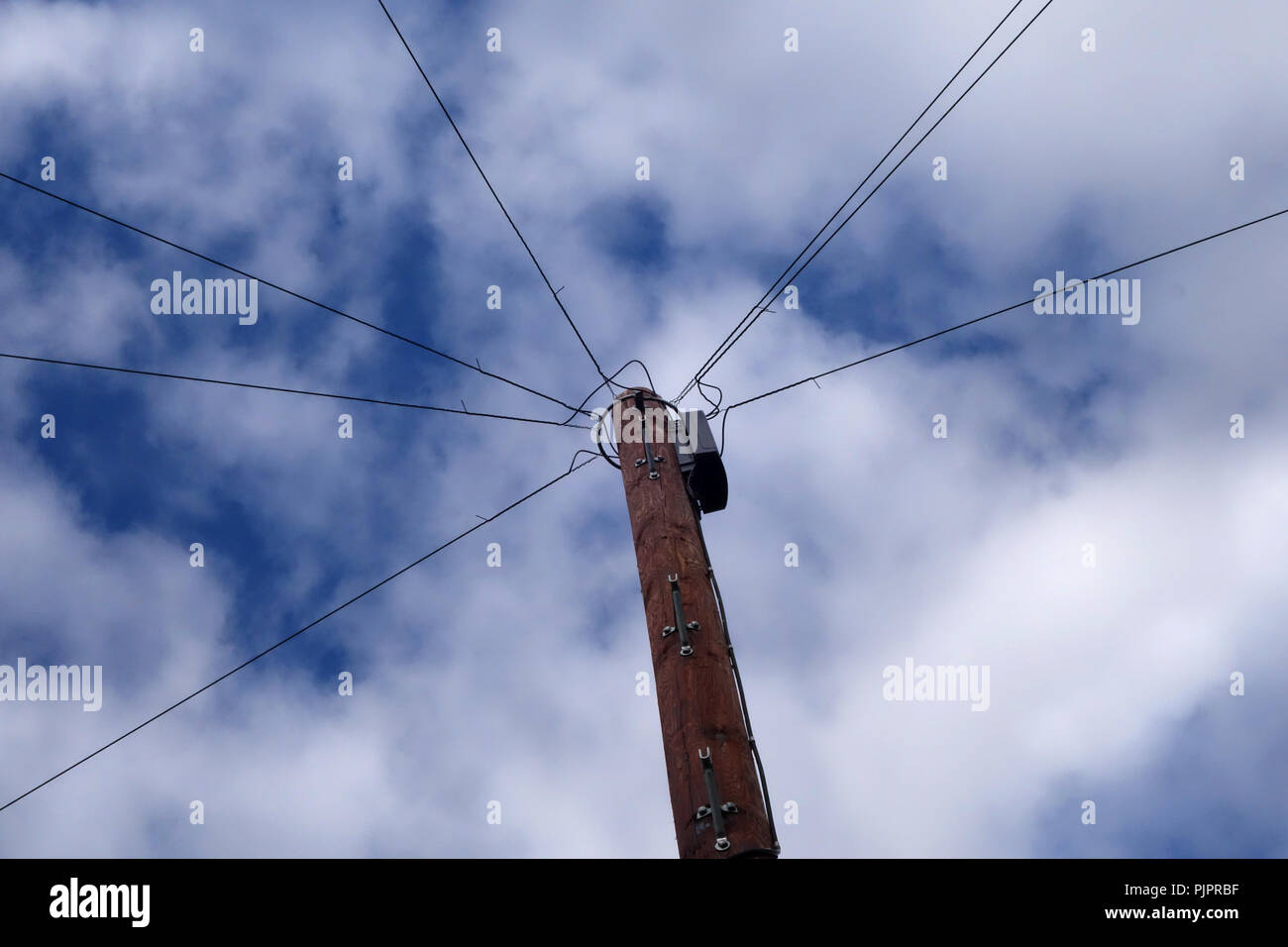 Pole für Telefon Kabel hoch in den Himmel Stockfoto