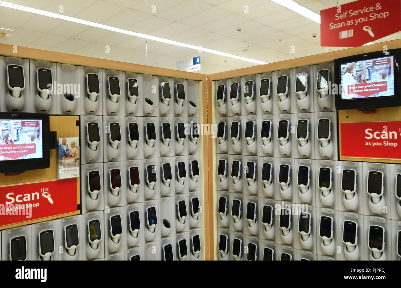 Tesco self service Hand Supermarkt scanner Bar Code Reader Stockfoto