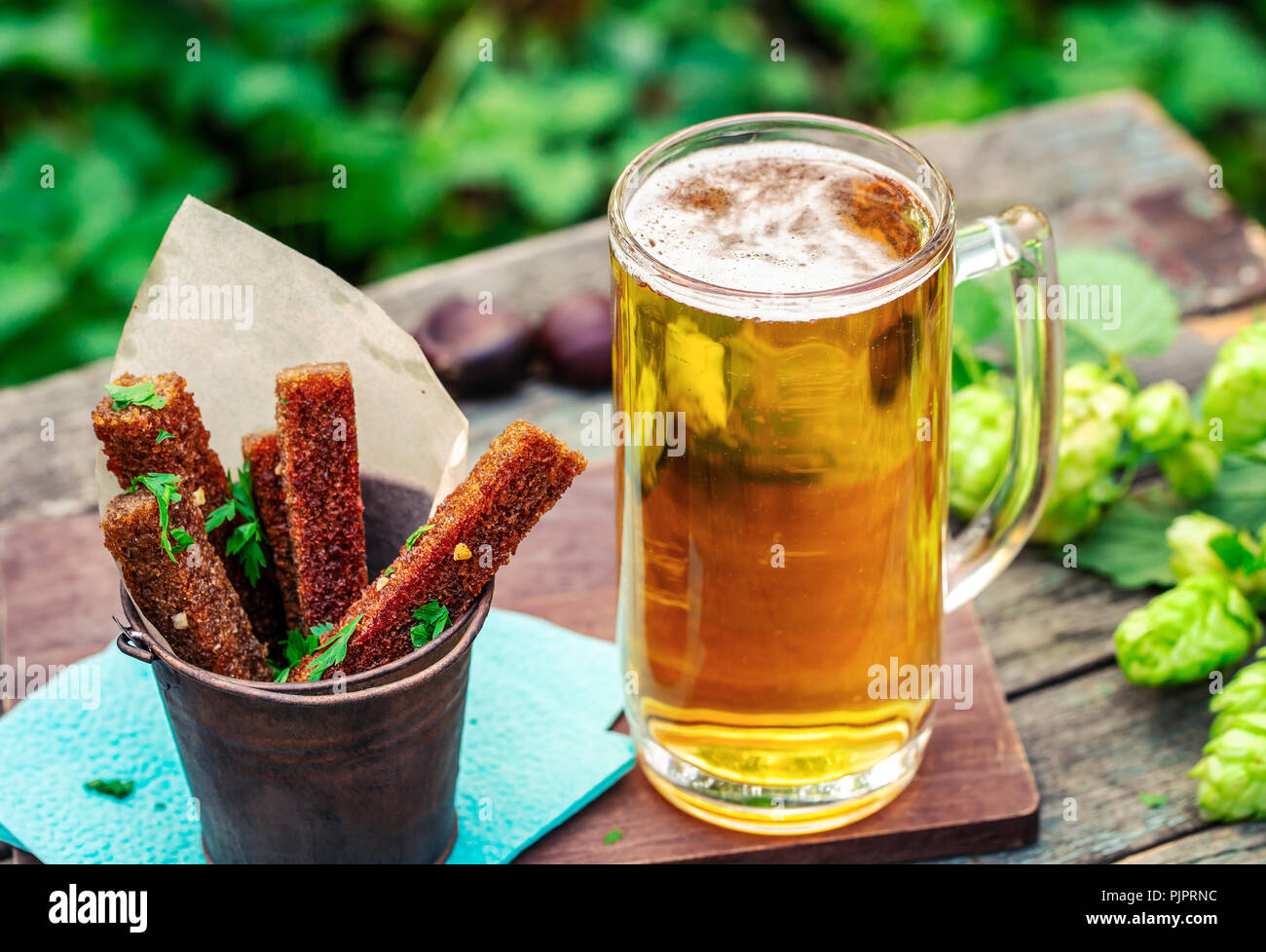 Bier mit Knoblauch Roggen croutons im Freien Stockfoto