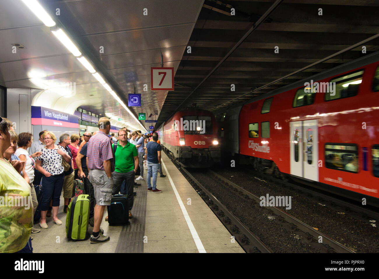 Wien, Wien: Hauptbahnhof Wien Hauptbahnhof, U-Bahn, Plattform mit regionalen Zug der ÖBB, Beifahrer, 10. Favoriten, Wien, Österreich Stockfoto