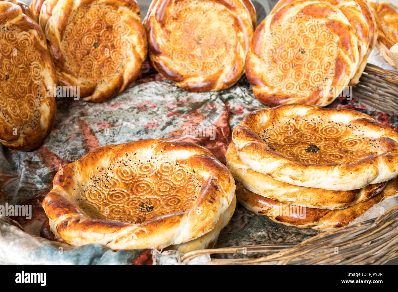 Traditionelle Usbekistan Brot lavash an lokalen Basar, ist eine weiche Flachbild-Brot von Zentralasien (Usbekistan). Stockfoto