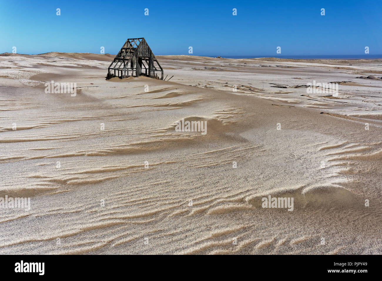 Verlassene Gebäude aus Holz in der Wüste an der Skelettküste, Namibia, Afrika. Stockfoto