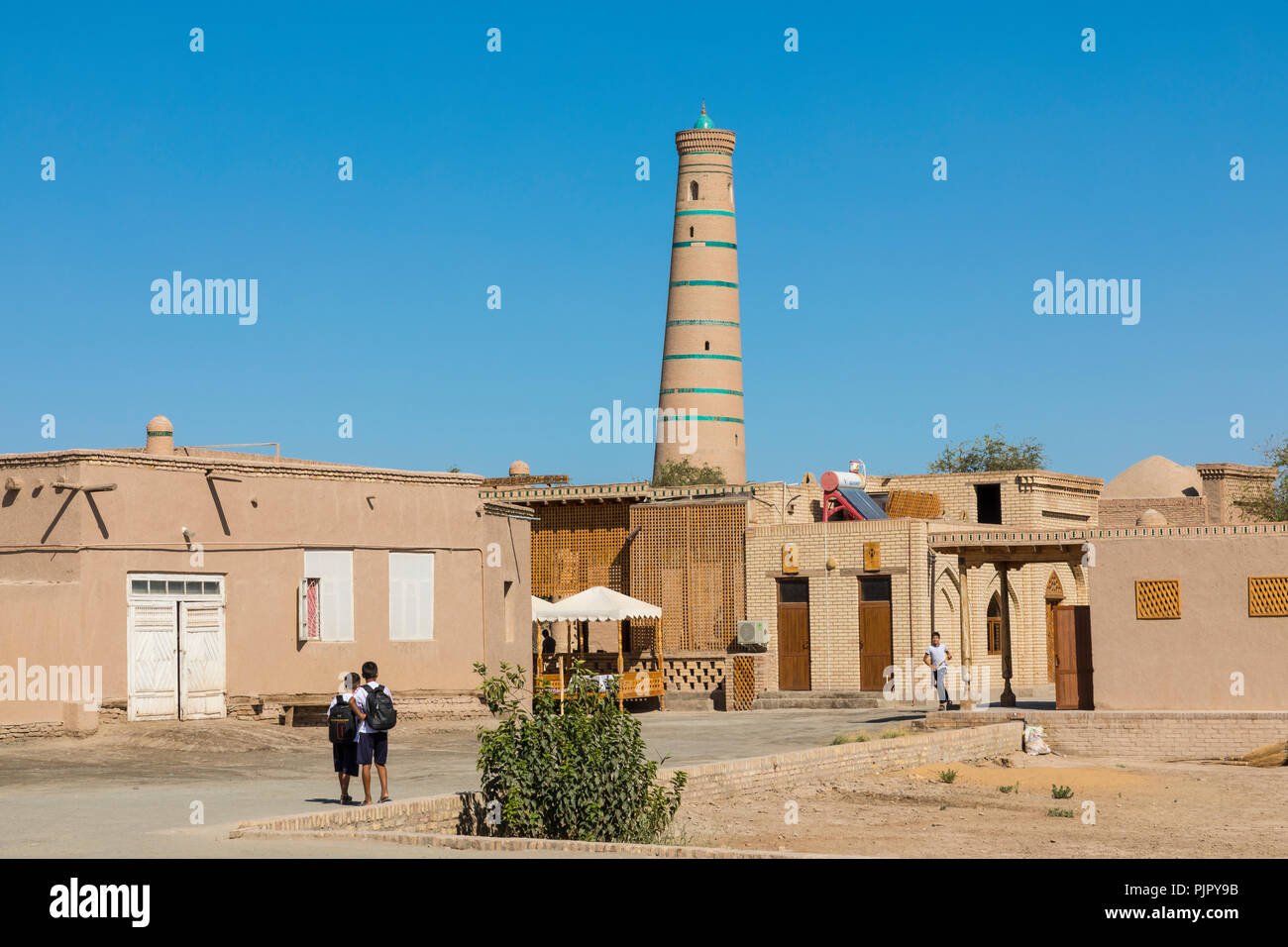 Historische Gebäude an Itchan Kala in der Altstadt von Chiwa. UNESCO-Weltkulturerbe in Usbekistan, in Zentralasien Stockfoto