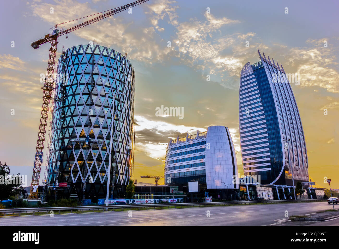 Die Wolkenkratzer und der schiefe Turm von Sofia. Die Gebäude sind eine Nachbildung des Burj Al Arab Jumeirah in Dubai und der Schiefe Turm von Pisa Stockfoto