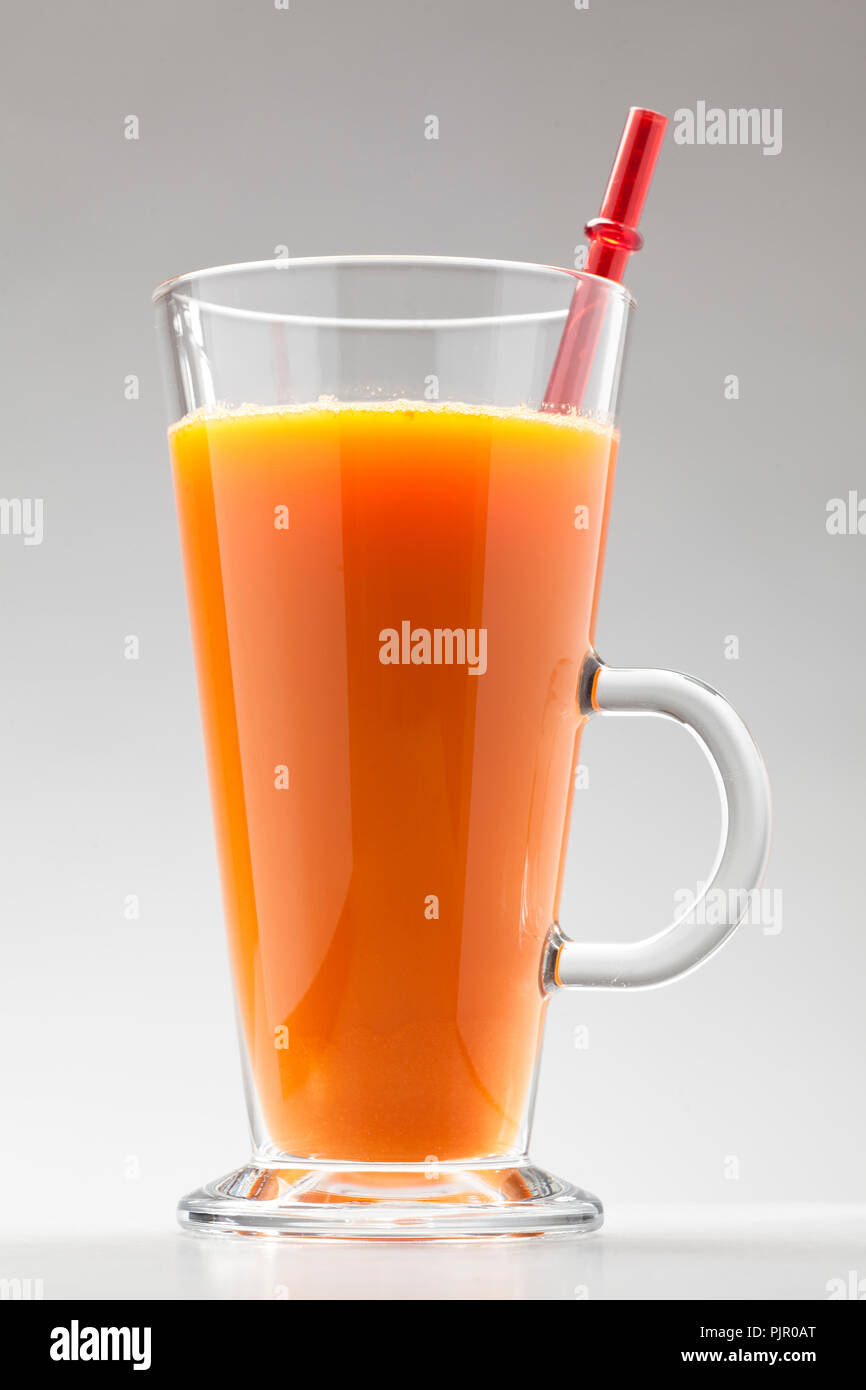 Karotte oder Orangensaft im Glas auf weißem Hintergrund Stockfoto