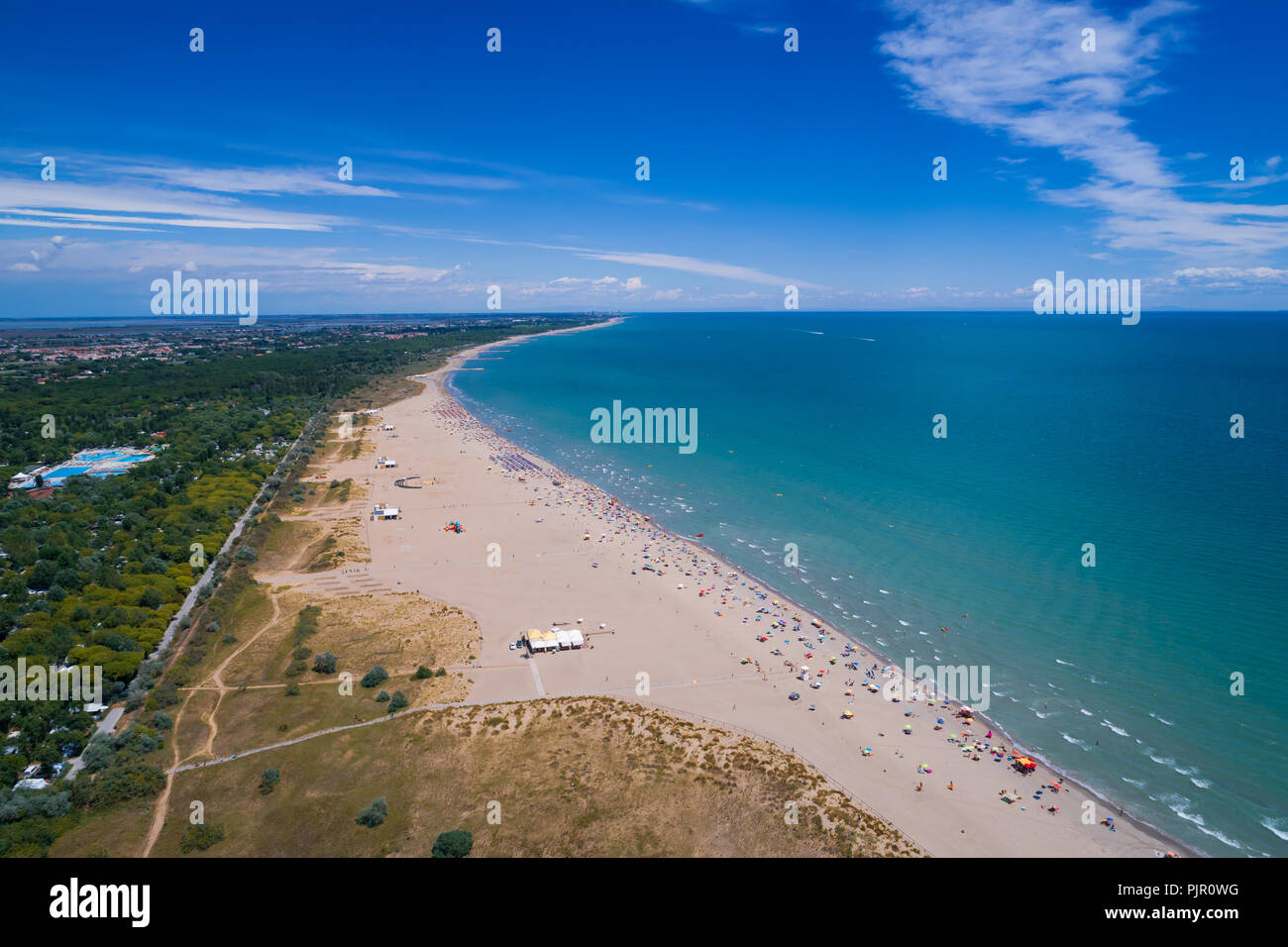Italien, der Strand der Adria. Urlaub am Meer in der Nähe von Venedig. Antenne FPV drone Fotografie. Stockfoto