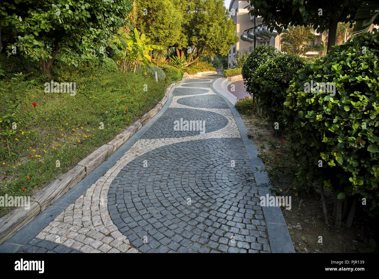 Cobblestone Spaziergang im Garten im Sommer Stockfoto