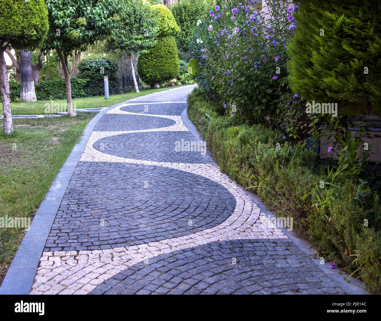 Cobblestone Spaziergang im Garten im Sommer Stockfoto