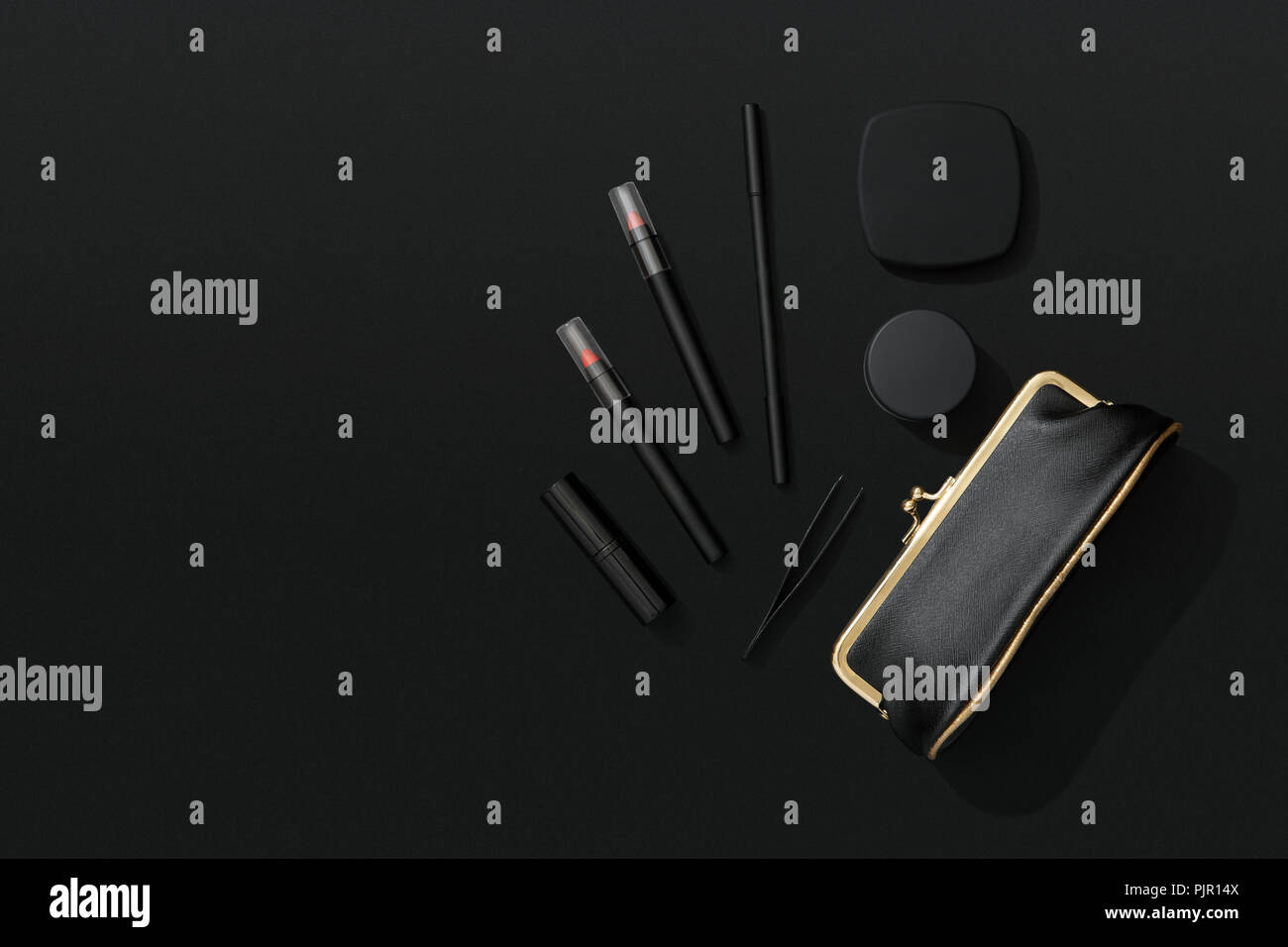 Auf schwarzem Hintergrund Make-up, Schönheit, flach Stockfoto