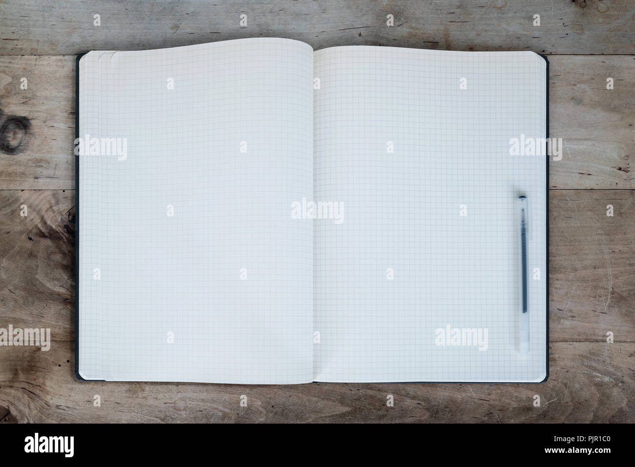 Leere Seiten der offenen Tagebuch oder Notepad auf rustikalen Holztisch Stockfoto