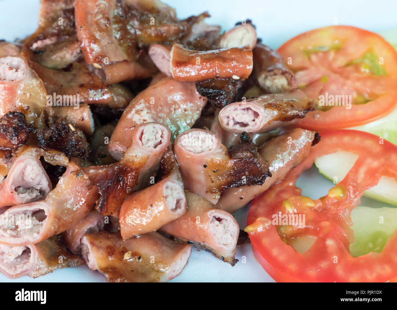 Schweinebraten chitterlings im traditionellen thailändischen Stil serviert mit frischem Gemüse. Stockfoto