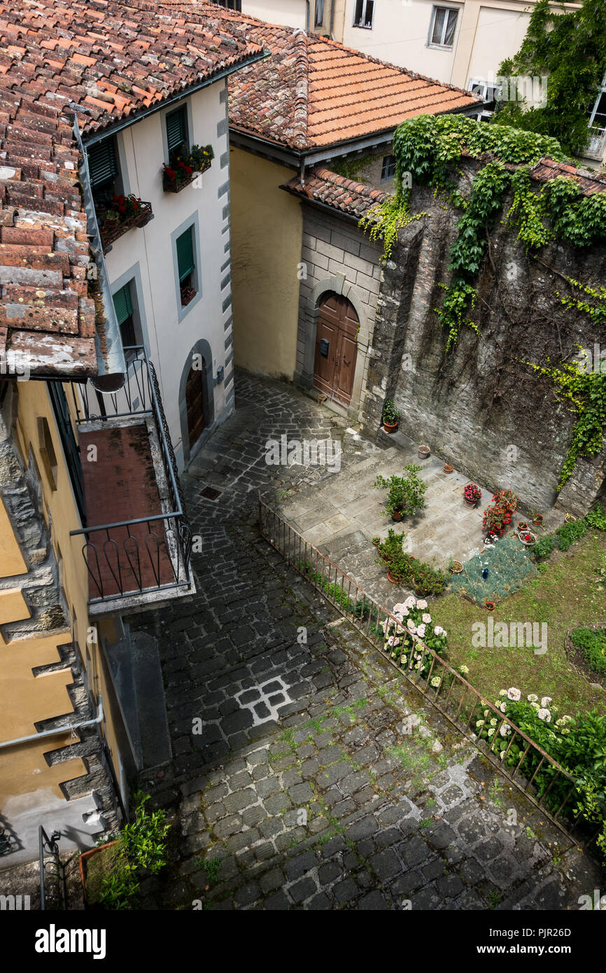 Alte Steinerne Gesicht in eine Wand in Barga, Toskana, Italien Stockfoto